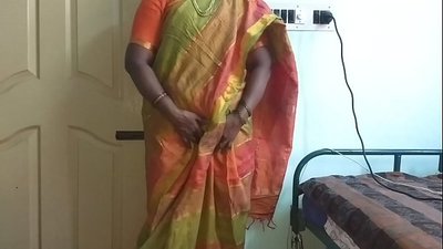 ඉන්දියානු දේශී සේවිකාව ඇගේ ස්වභාවික තනපට නිවෙස් හිමියාට පෙන්වීමට